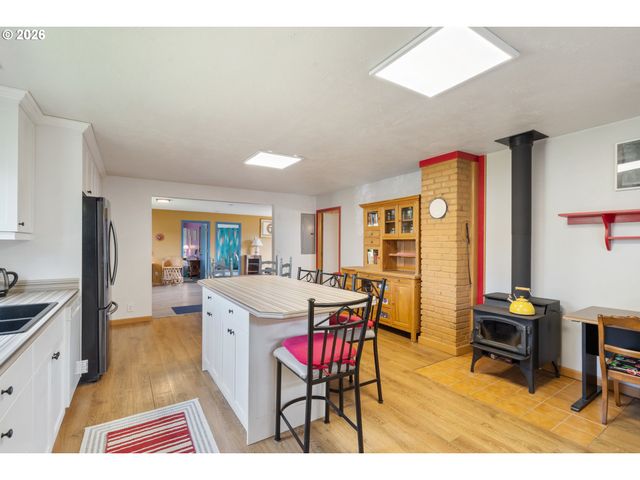 160 Ne 20TH Ave, Rockaway Beach, OR 97136