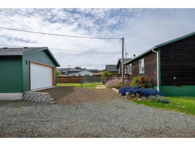 160 Ne 20TH Ave, Rockaway Beach, OR 97136
