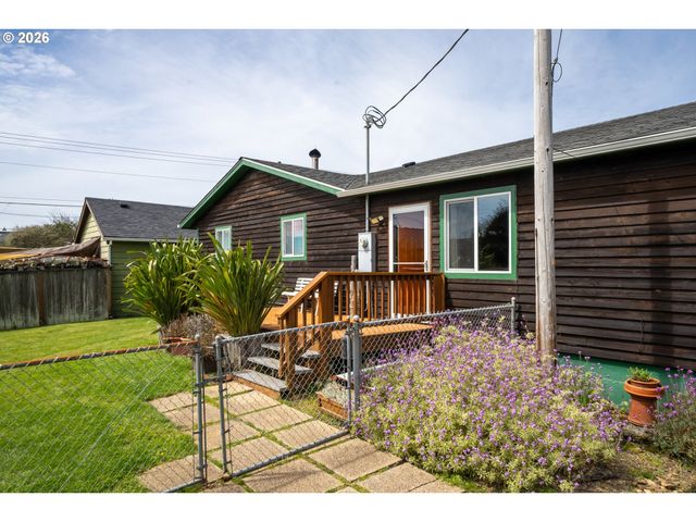 160 Ne 20TH Ave, Rockaway Beach, OR 97136