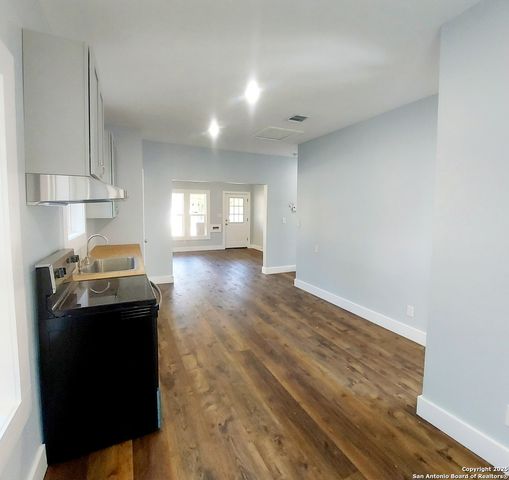 2710 E Houston St, San Antonio, TX 78202