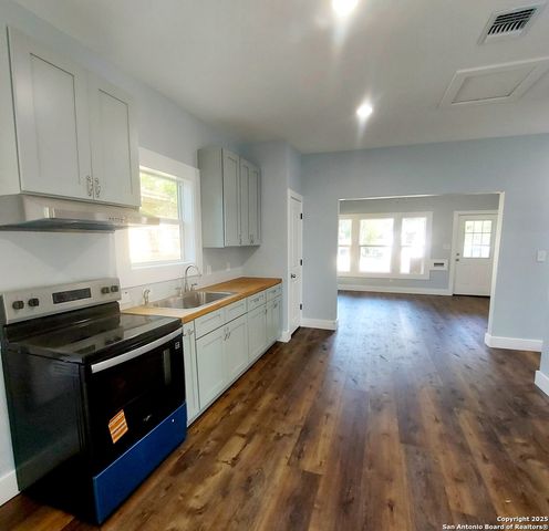2710 E Houston St, San Antonio, TX 78202