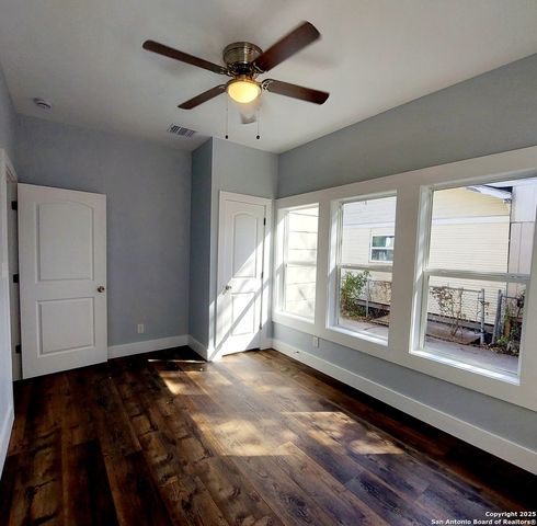 2710 E Houston St, San Antonio, TX 78202