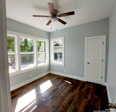 2710 E Houston St, San Antonio, TX 78202
