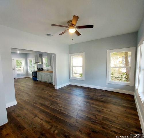 2710 E Houston St, San Antonio, TX 78202