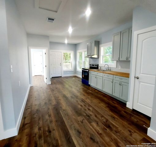 2710 E Houston St, San Antonio, TX 78202