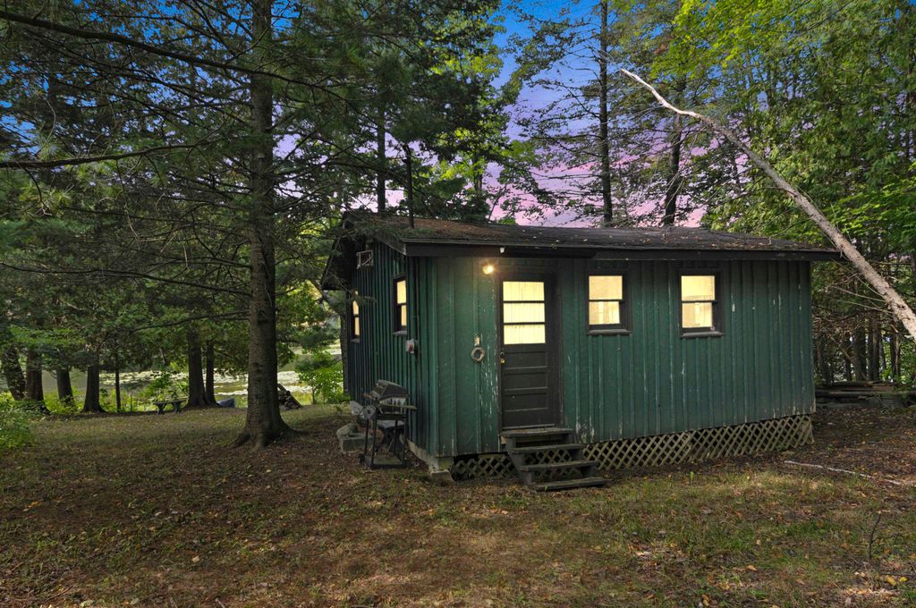 18750 W Knapp Road, Lincoln Twp, MI 49677