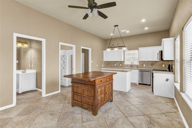 420 Forest Oaks Lane, Lake Jackson, TX 77566