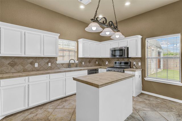 420 Forest Oaks Lane, Lake Jackson, TX 77566