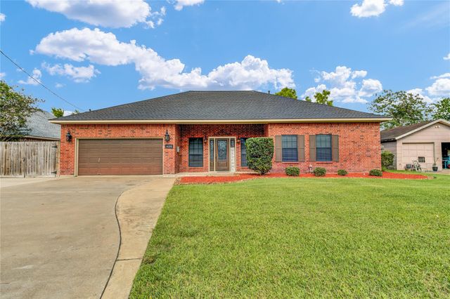 420 Forest Oaks Lane, Lake Jackson, TX 77566
