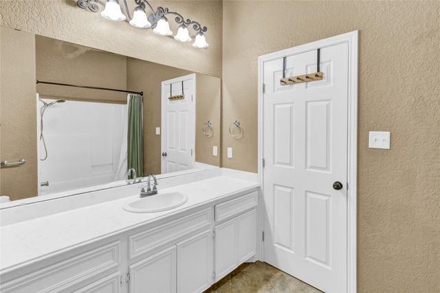 420 Forest Oaks Lane, Lake Jackson, TX 77566