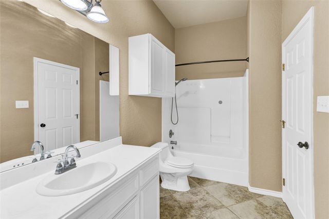 420 Forest Oaks Lane, Lake Jackson, TX 77566