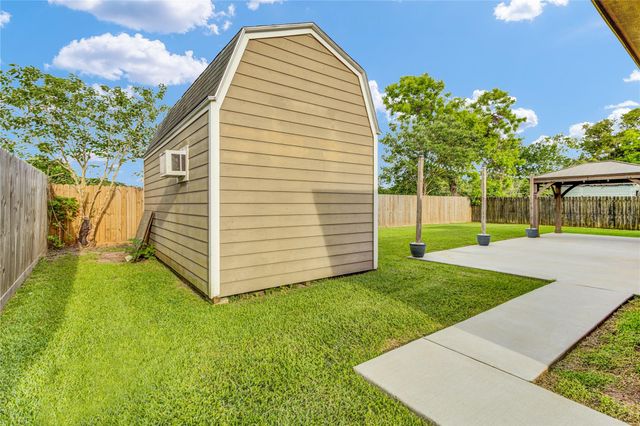 420 Forest Oaks Lane, Lake Jackson, TX 77566