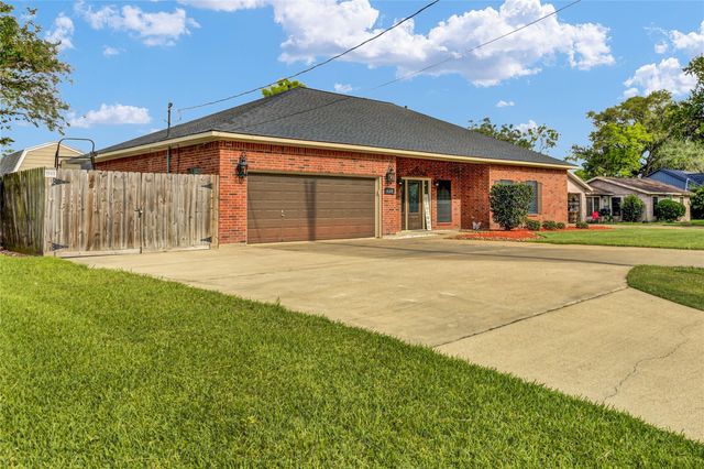 420 Forest Oaks Lane, Lake Jackson, TX 77566