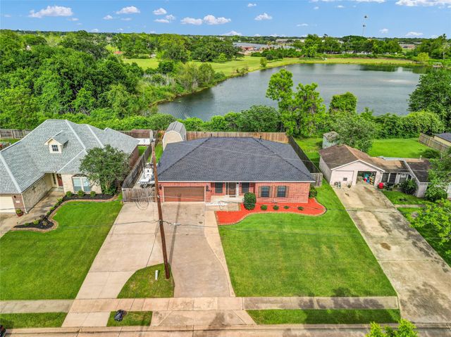 420 Forest Oaks Lane, Lake Jackson, TX 77566