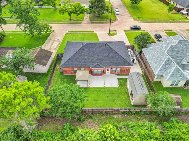 420 Forest Oaks Lane, Lake Jackson, TX 77566