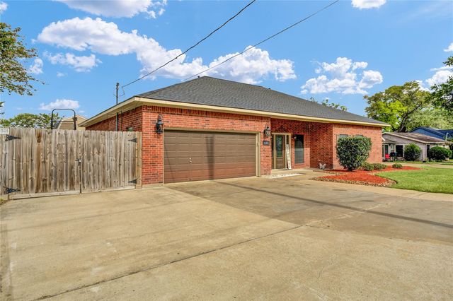 420 Forest Oaks Lane, Lake Jackson, TX 77566