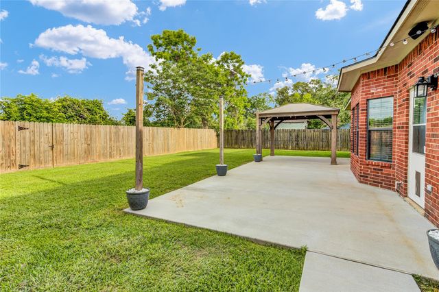 420 Forest Oaks Lane, Lake Jackson, TX 77566