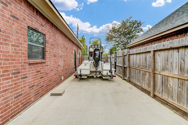 420 Forest Oaks Lane, Lake Jackson, TX 77566