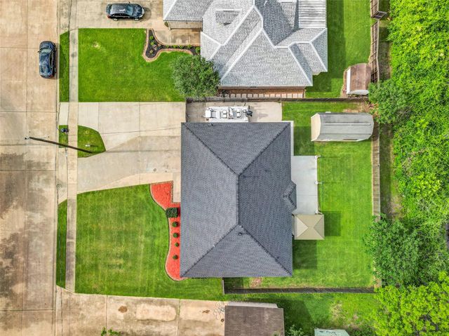 420 Forest Oaks Lane, Lake Jackson, TX 77566