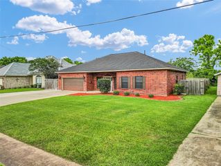 420 Forest Oaks Lane, Lake Jackson, TX 77566