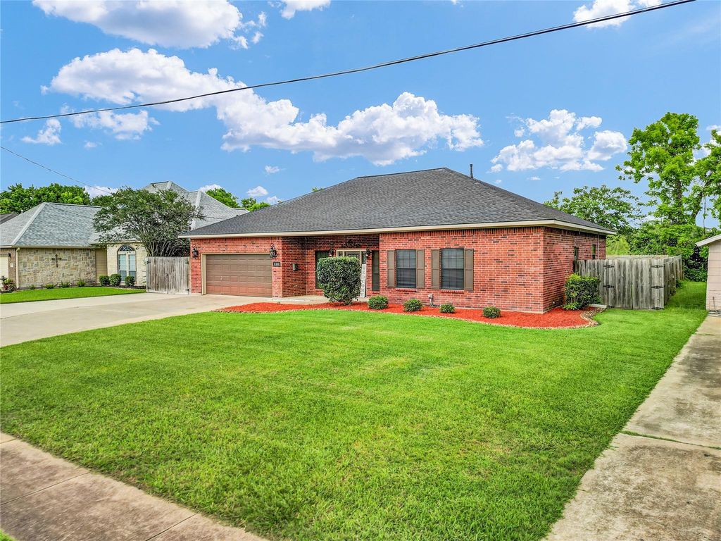 420 Forest Oaks Lane, Lake Jackson, TX 77566