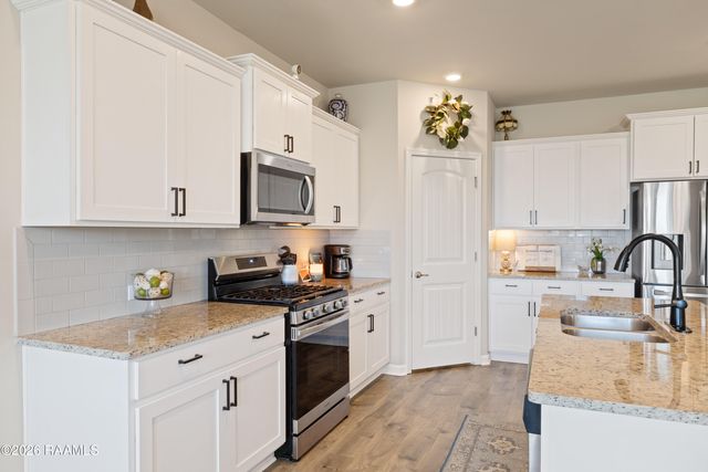 107 Rue Chateau Royal Drive, Youngsville, LA 70592
