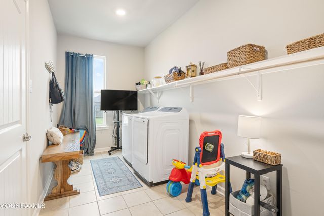 107 Rue Chateau Royal Drive, Youngsville, LA 70592