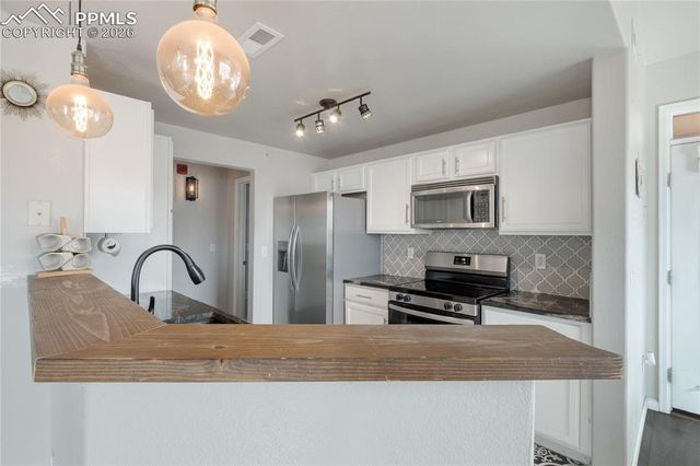 605 Cougar Bluff Point 202, Colorado Springs, CO 80906
