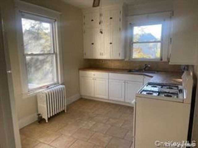 33 Landing Rd, Glen Cove, NY 11542