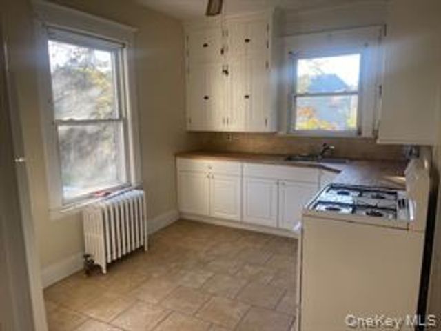 33 Landing Rd, Glen Cove, NY 11542