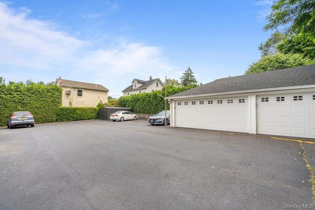 33 Landing Rd, Glen Cove, NY 11542