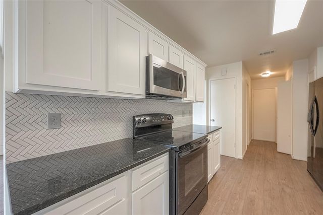 13 Lakeridge Drive, The Woodlands, TX 77381