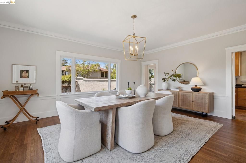 Image 10 of property listing at 1061 Annerley Rd, Piedmont, CA 94610