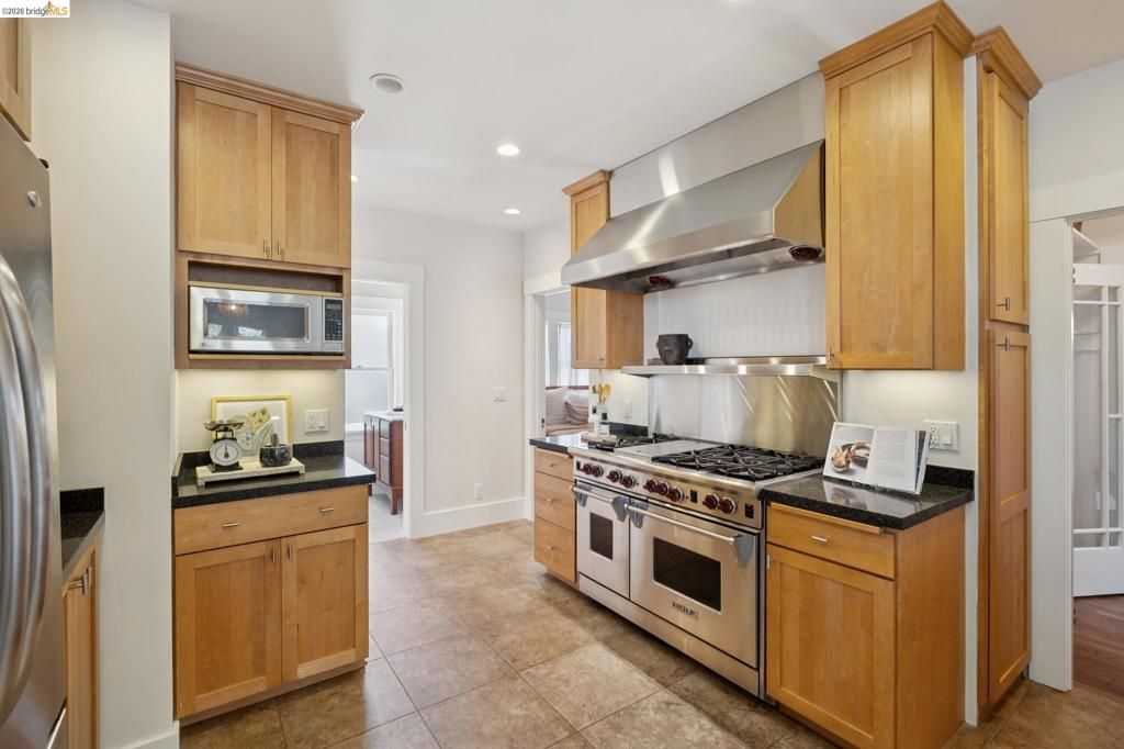 Image 18 of property listing at 1061 Annerley Rd, Piedmont, CA 94610