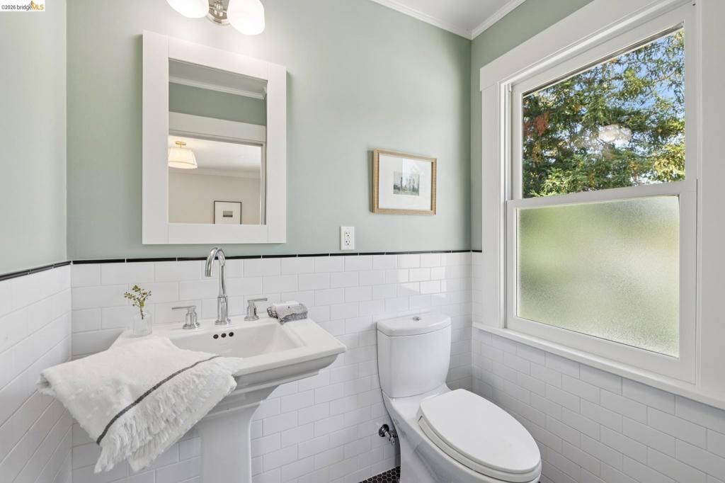 Image 26 of property listing at 1061 Annerley Rd, Piedmont, CA 94610