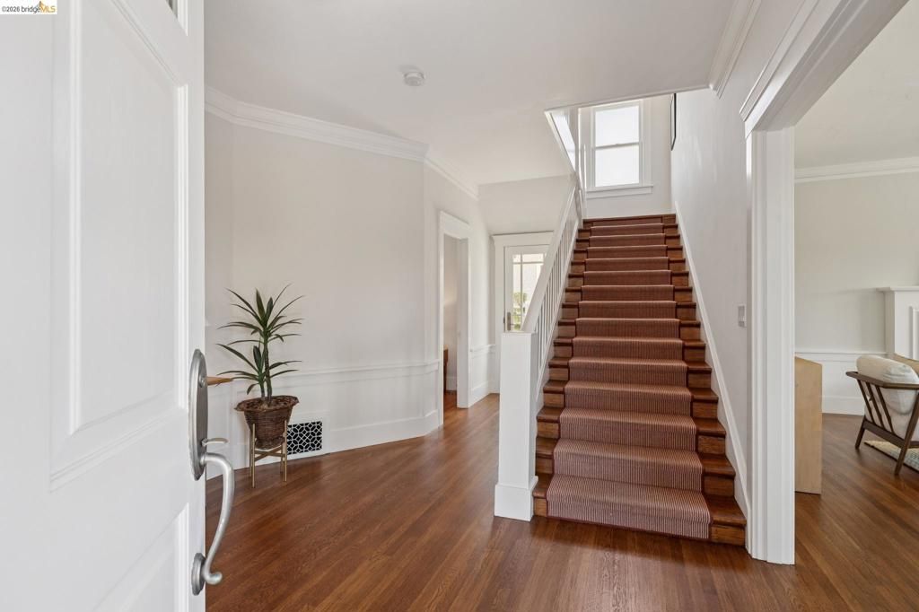 Image 3 of property listing at 1061 Annerley Rd, Piedmont, CA 94610