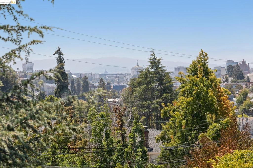 Image 31 of property listing at 1061 Annerley Rd, Piedmont, CA 94610