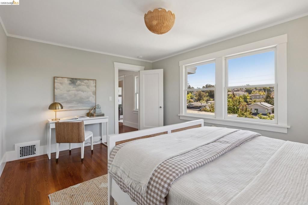 Image 32 of property listing at 1061 Annerley Rd, Piedmont, CA 94610