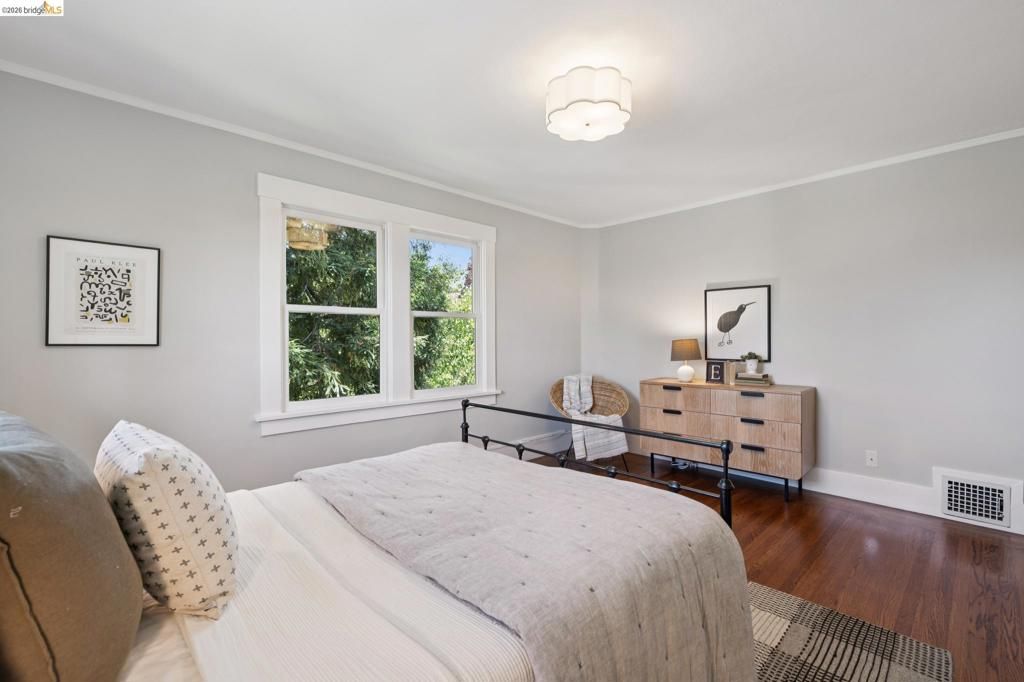 Image 34 of property listing at 1061 Annerley Rd, Piedmont, CA 94610