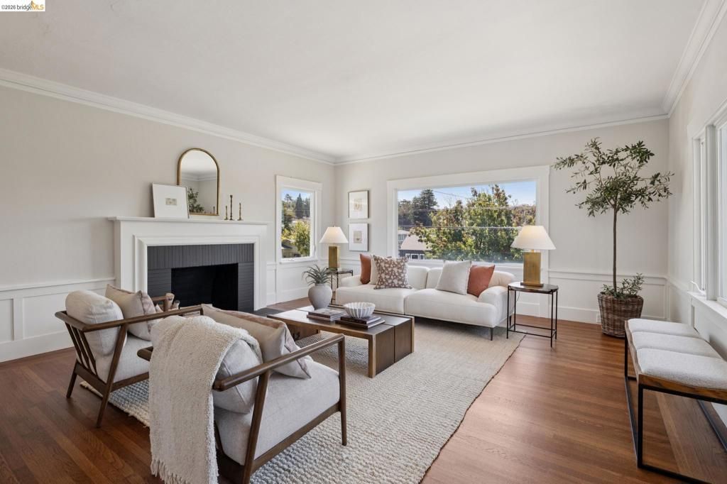 Image 4 of property listing at 1061 Annerley Rd, Piedmont, CA 94610