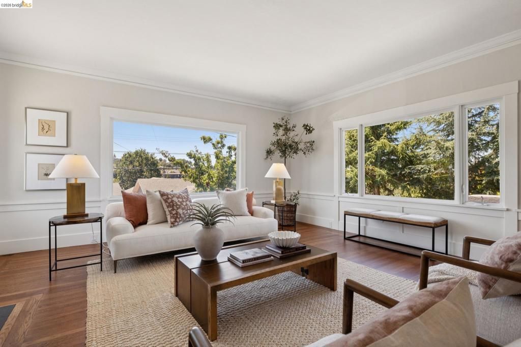 Image 5 of property listing at 1061 Annerley Rd, Piedmont, CA 94610