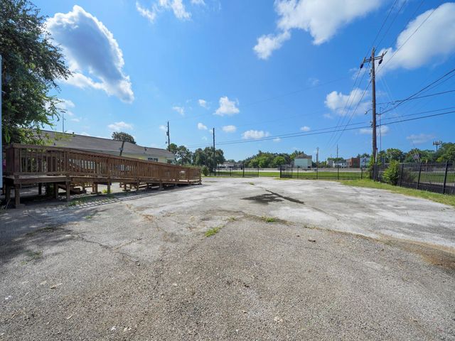 803 N Loop, Houston, TX 77022