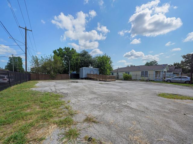 803 N Loop, Houston, TX 77022