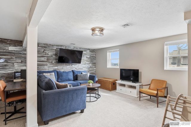 4830 Parkview Drive, Omaha, NE 68134