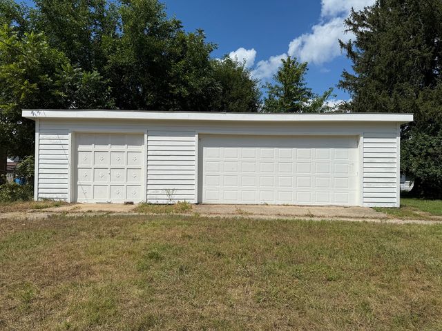 302 W Cook Street, Sheffield, IL 61361