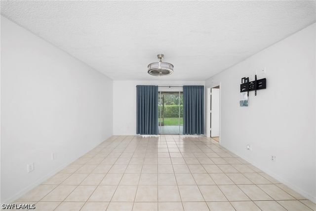 7761 Jewel LN 102, Naples, FL 34109