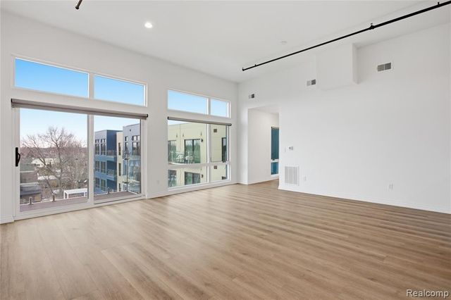 166 Oak St PH11, Wyandotte, MI 49192