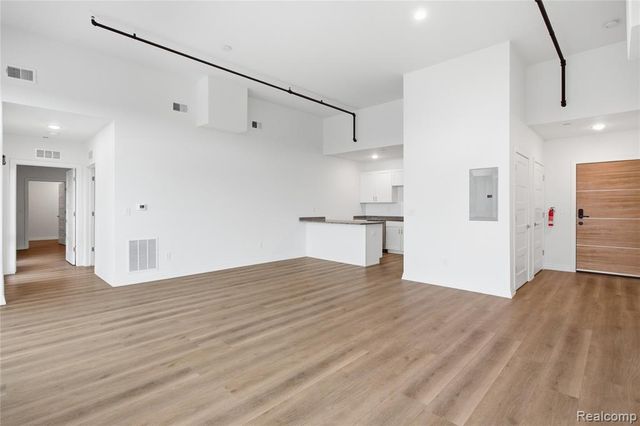 166 Oak St PH11, Wyandotte, MI 49192