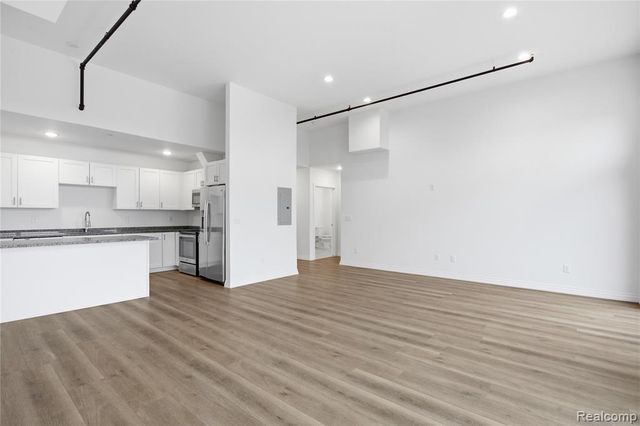 166 Oak St PH11, Wyandotte, MI 49192