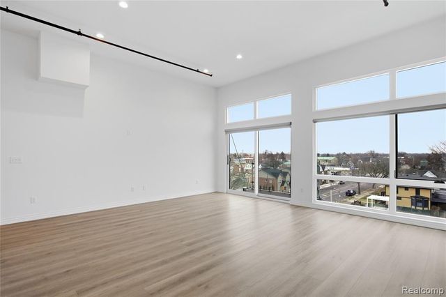 166 Oak St PH11, Wyandotte, MI 49192